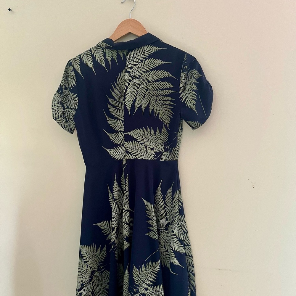Aakaa Elegant Green Fern Print Dress - Picture 4 of 9